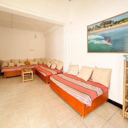 Lucky'S Surf Camp Bed & Breakfast Weligama Ngoại thất bức ảnh