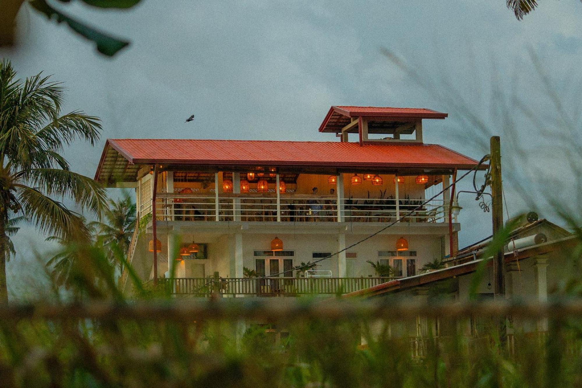 Lucky'S Surf Camp Bed & Breakfast Weligama Ngoại thất bức ảnh