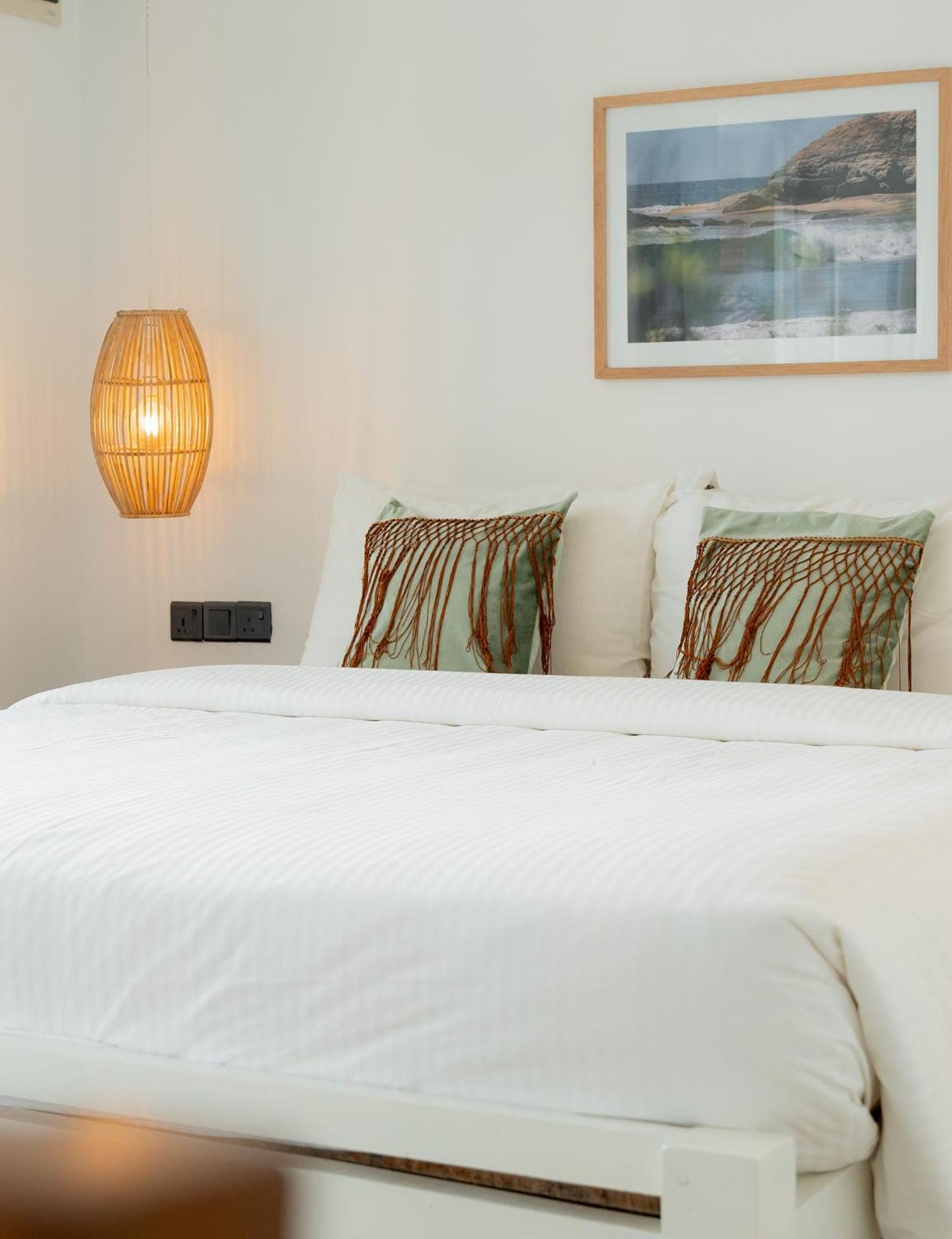 Lucky'S Surf Camp Bed & Breakfast Weligama Ngoại thất bức ảnh