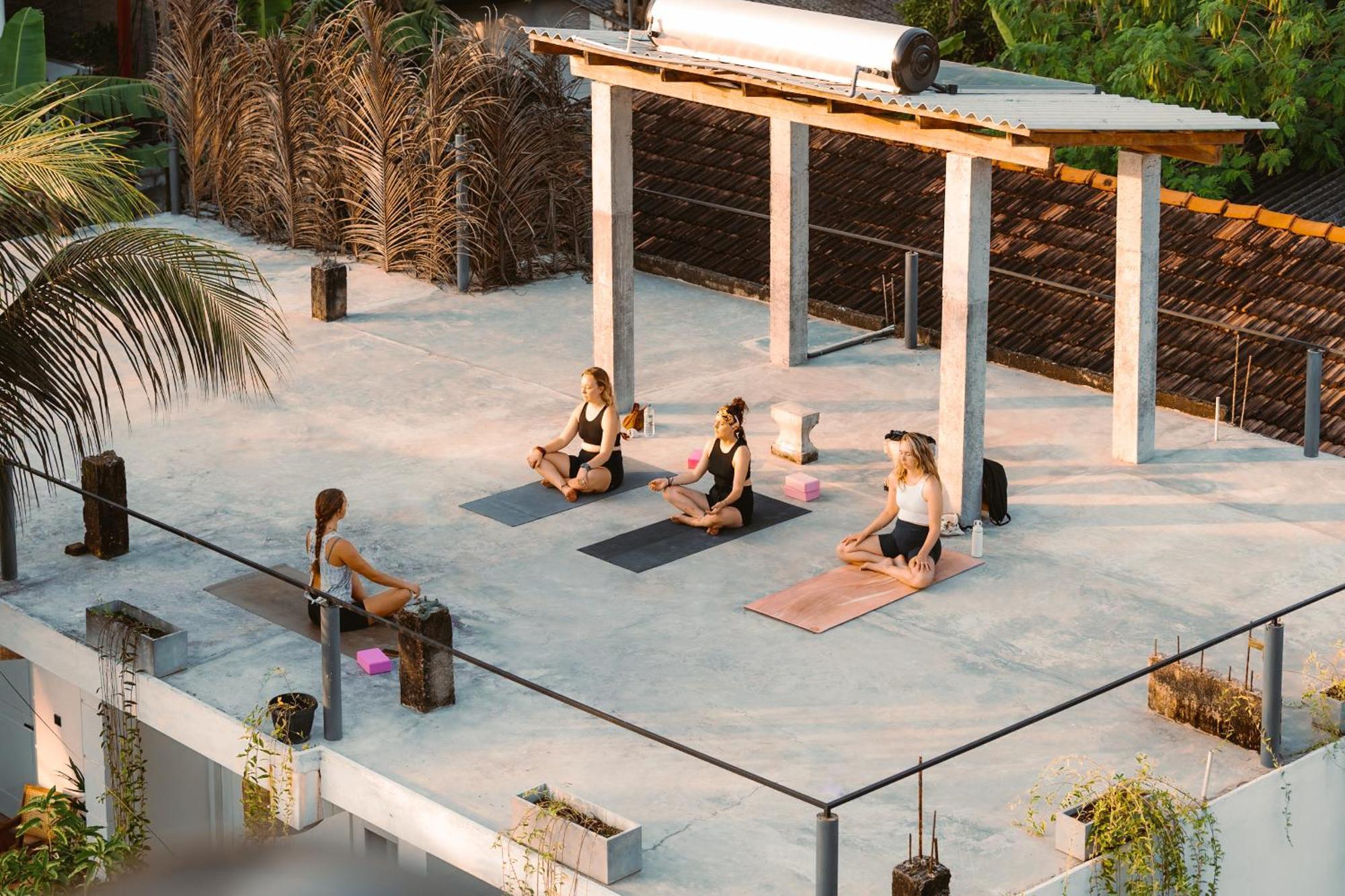 Lucky'S Surf Camp Bed & Breakfast Weligama Ngoại thất bức ảnh