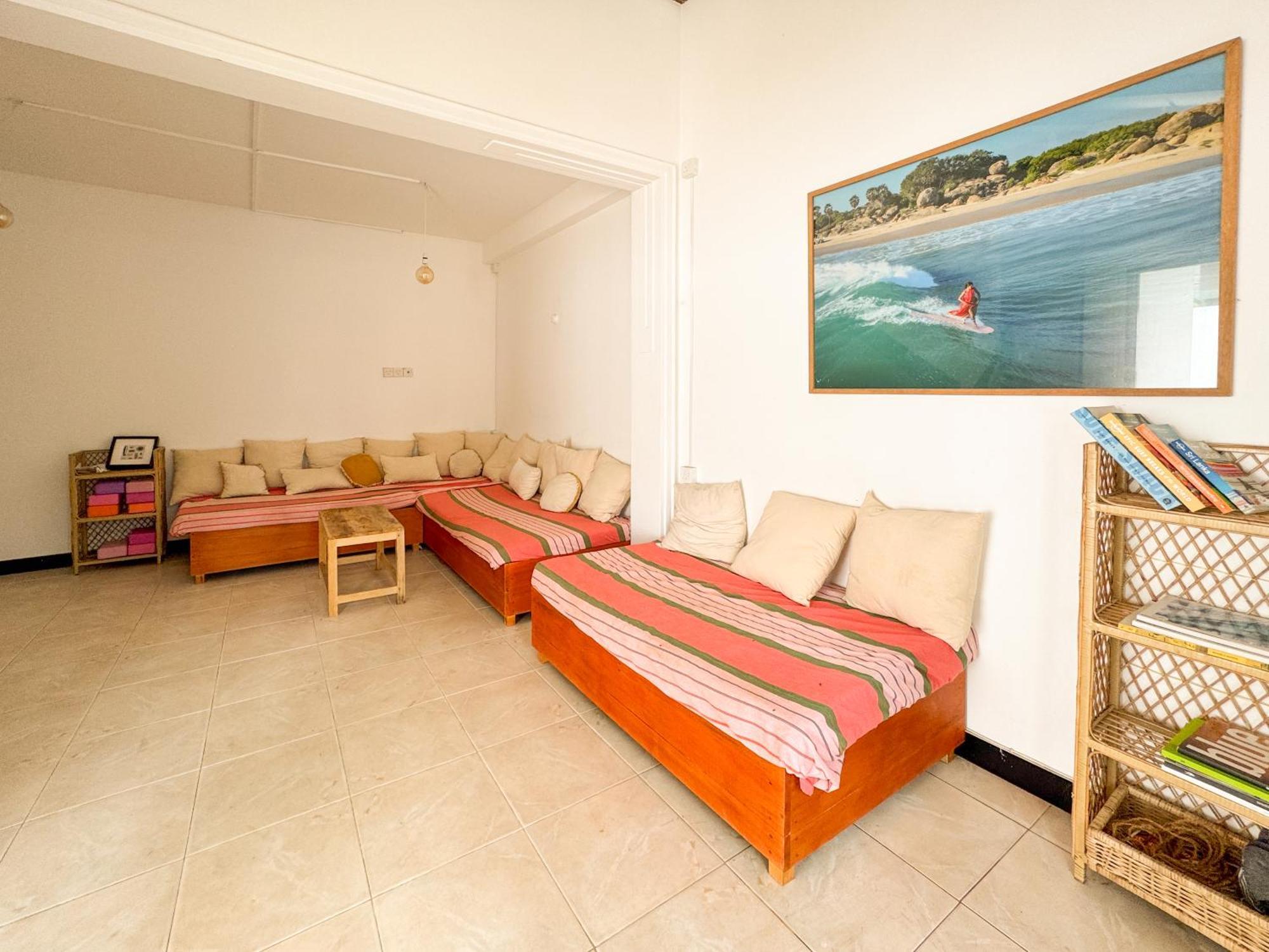 Lucky'S Surf Camp Bed & Breakfast Weligama Ngoại thất bức ảnh