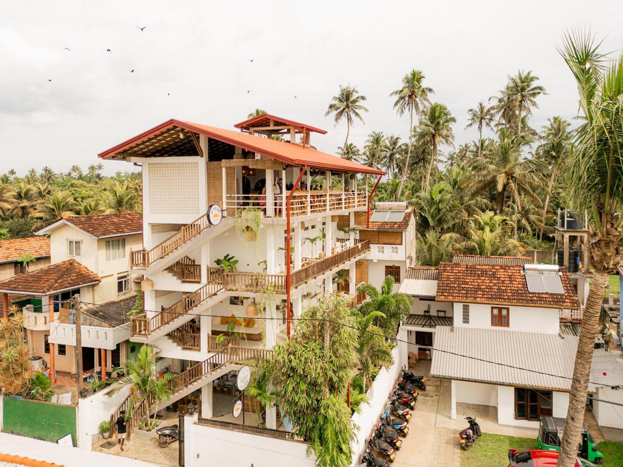 Lucky'S Surf Camp Bed & Breakfast Weligama Ngoại thất bức ảnh