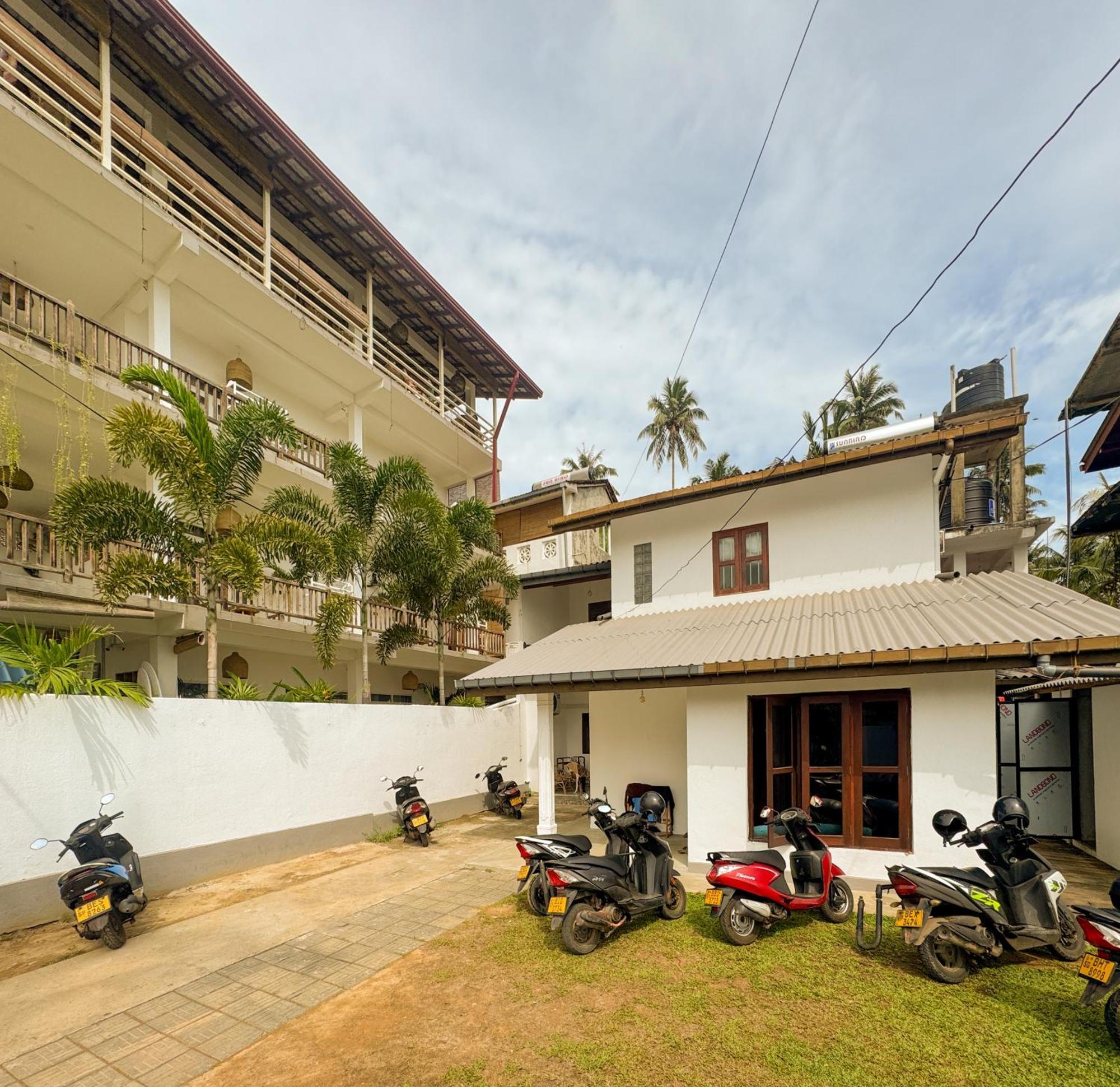 Lucky'S Surf Camp Bed & Breakfast Weligama Ngoại thất bức ảnh