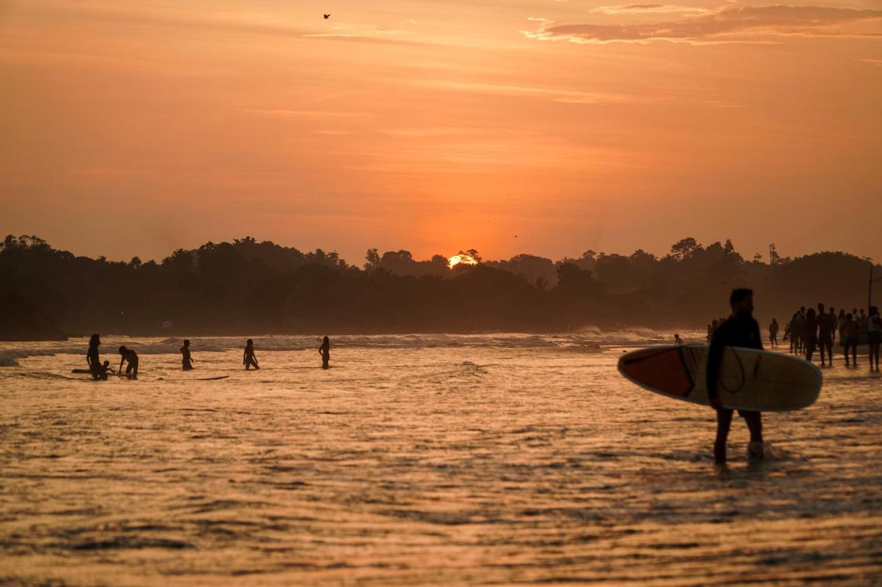 Lucky'S Surf Camp Bed & Breakfast Weligama Ngoại thất bức ảnh